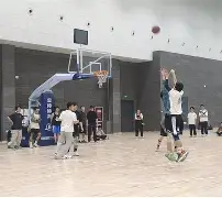 移动端游戏-球员在篮球比赛中展现出顶尖水平